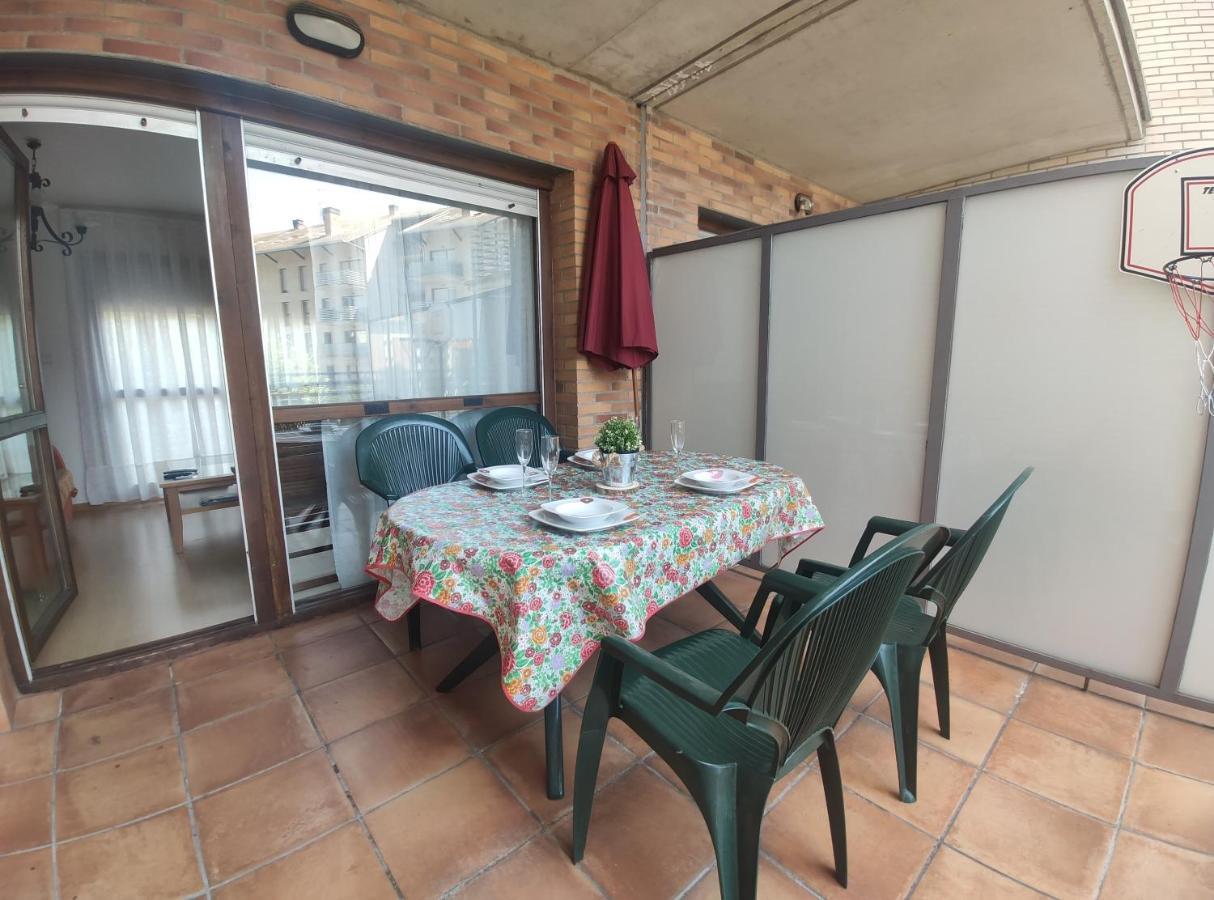 Apartamento Isabella Apartment Jaca Exterior photo