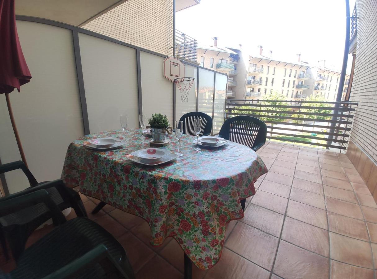 Apartamento Isabella Apartment Jaca Exterior photo